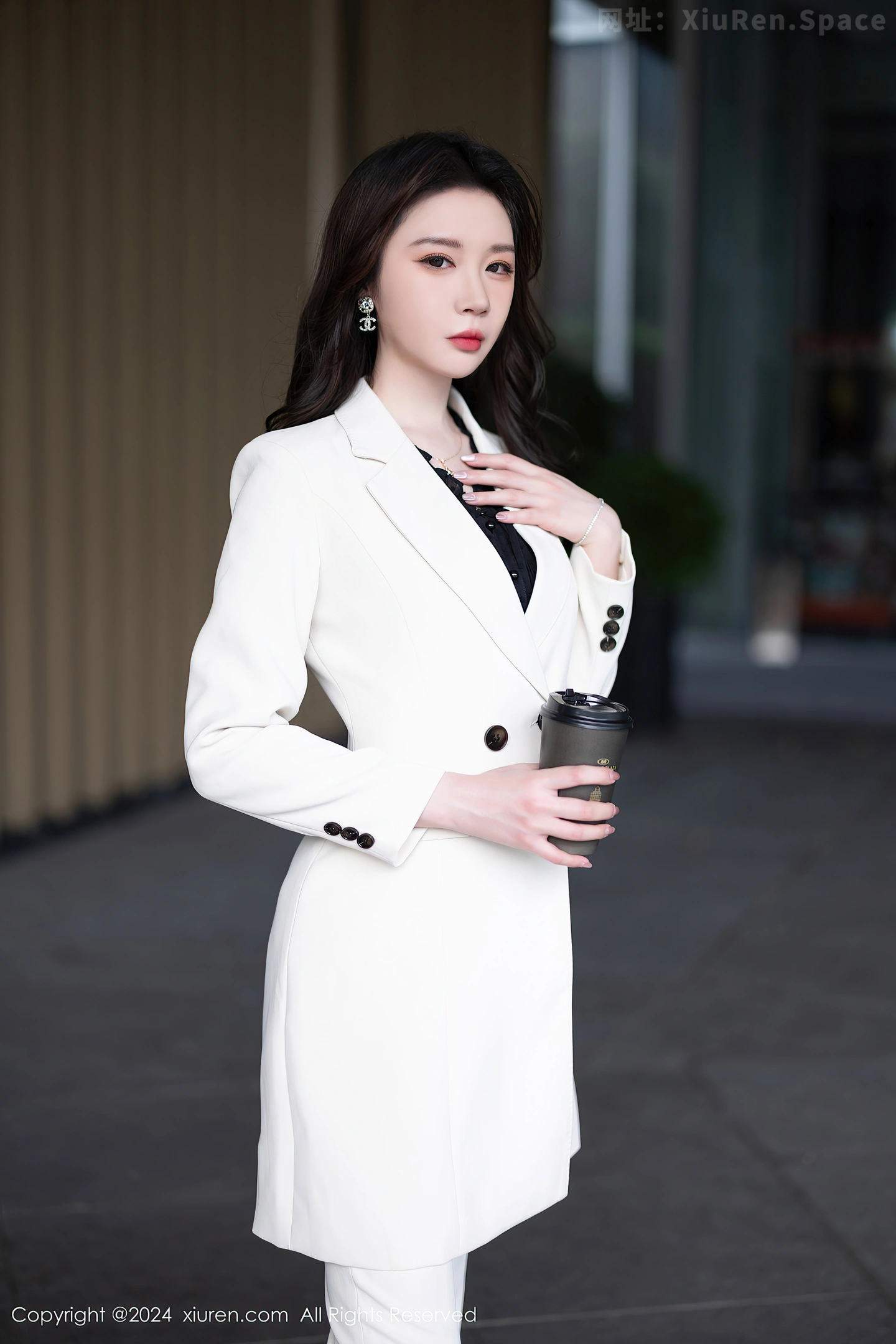 图片[5]-[XiuRen秀人网]VOL.8354 模特梦心玥性感白色套装露黑色轻透内衣配超薄肉丝迷人诱惑写真90P-秀人网官方网站